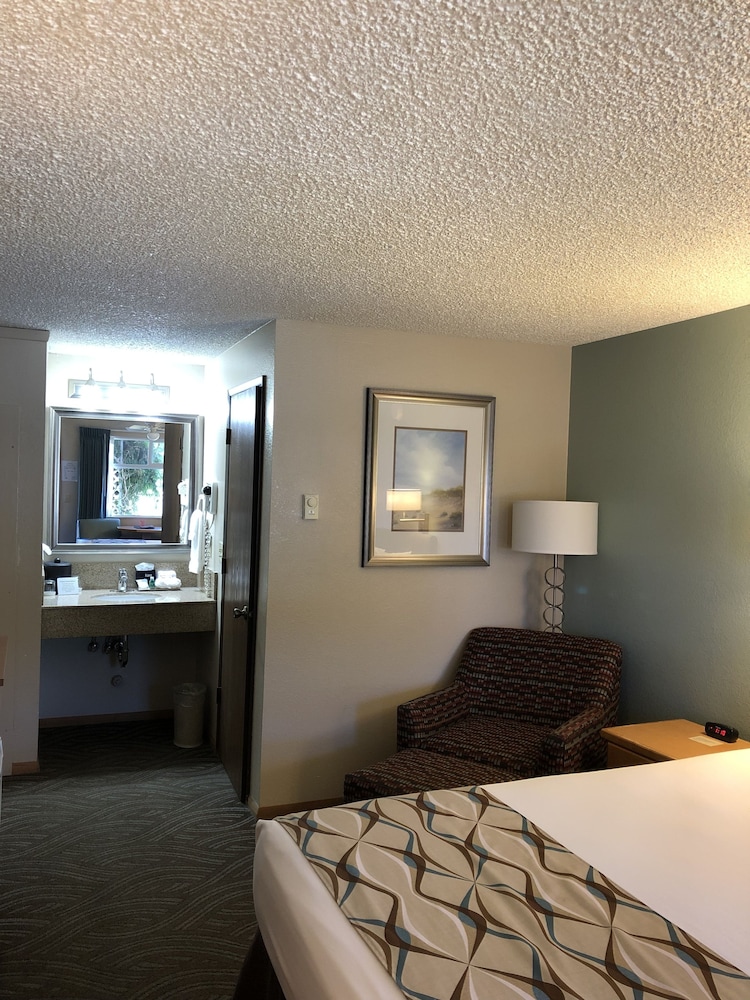 Super 8 by Wyndham Florence OR 32/38