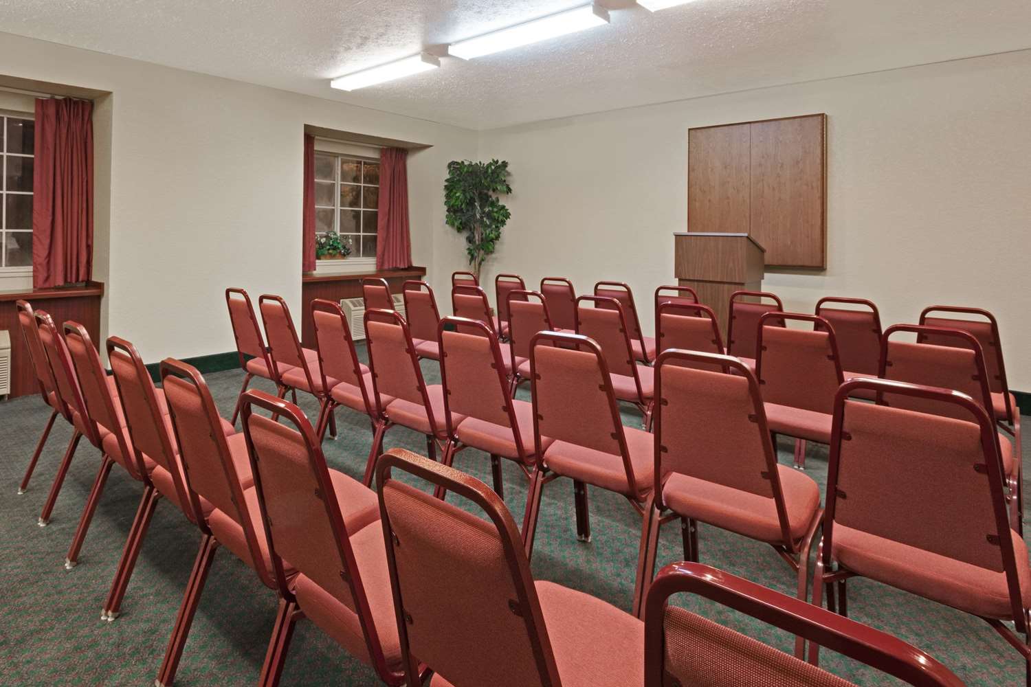 Days Inn & Suites by Wyndham Brandon Amphitheater 22/27