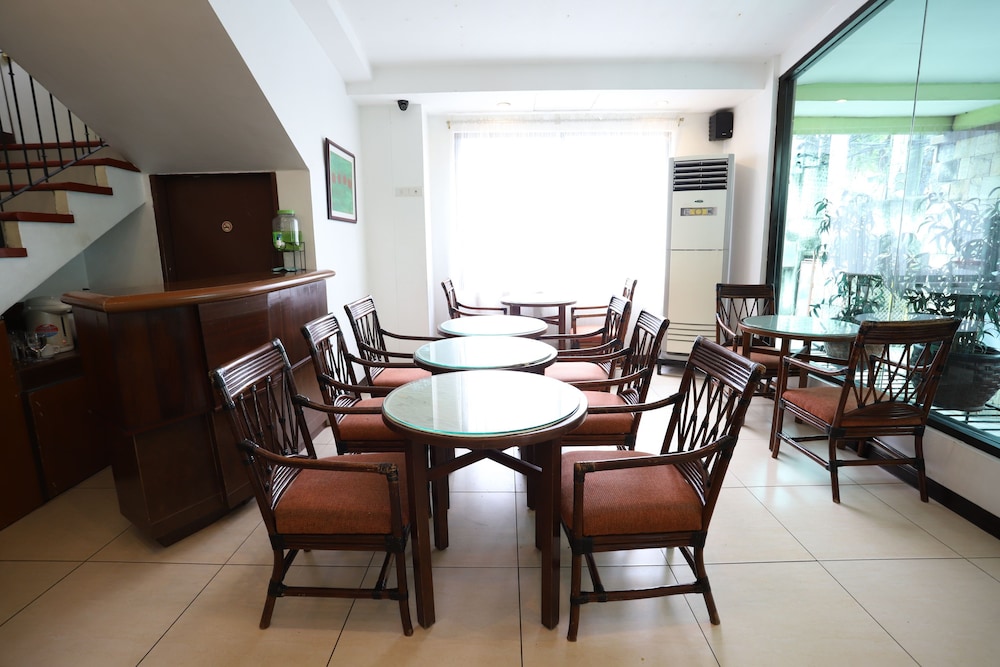 OYO 210 Apple Tree Suites 29/37