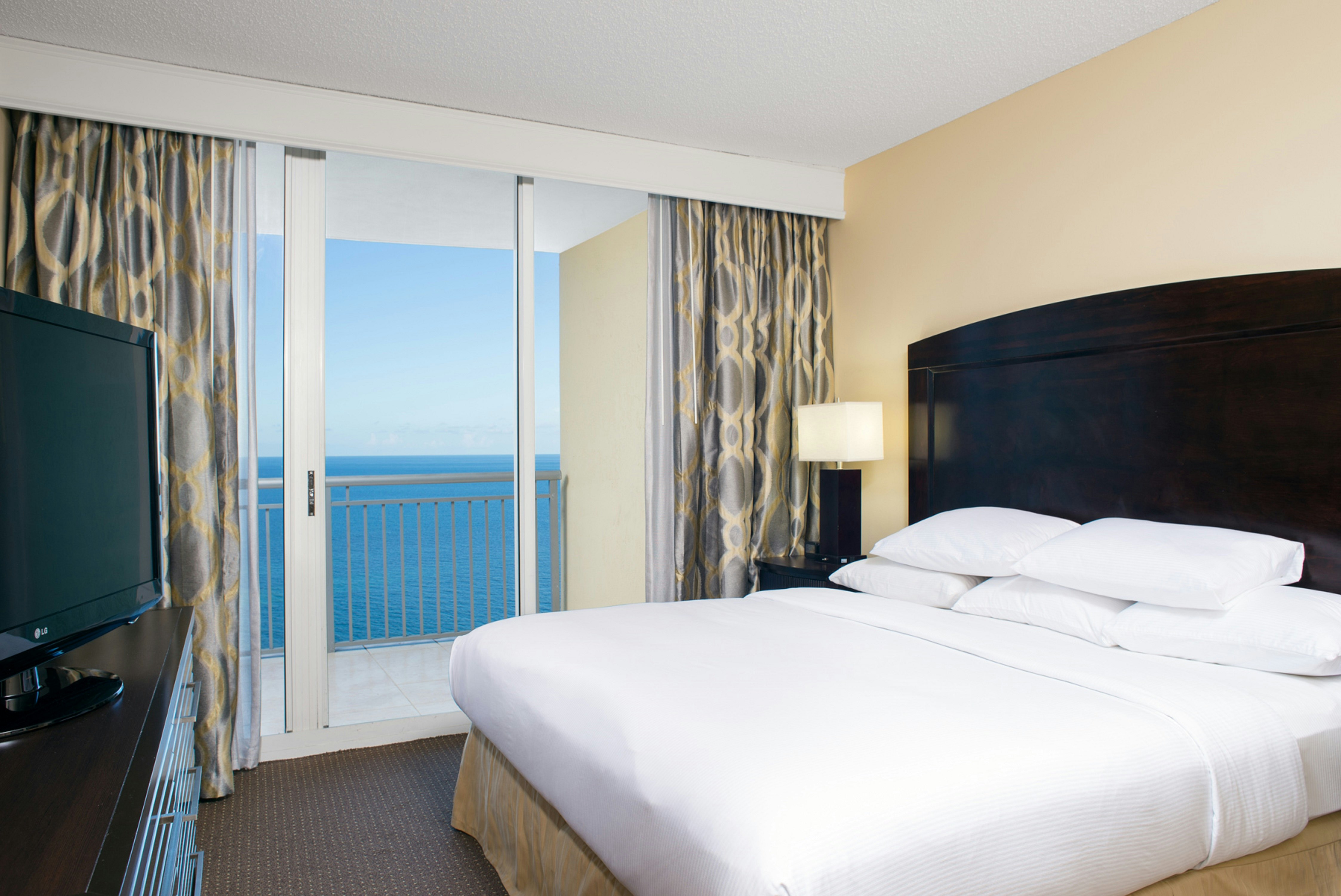 جناح بسرير كينج أو كوين بغرفتي نوم، Doubletree By Hilton Ocean Point Resort – North Miami Beach 2/6