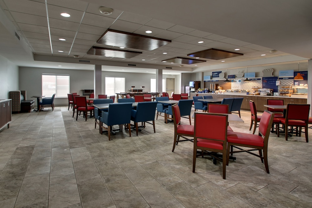 Holiday Inn Express & Suites Chicago North-Waukegan-Gurnee 46/50