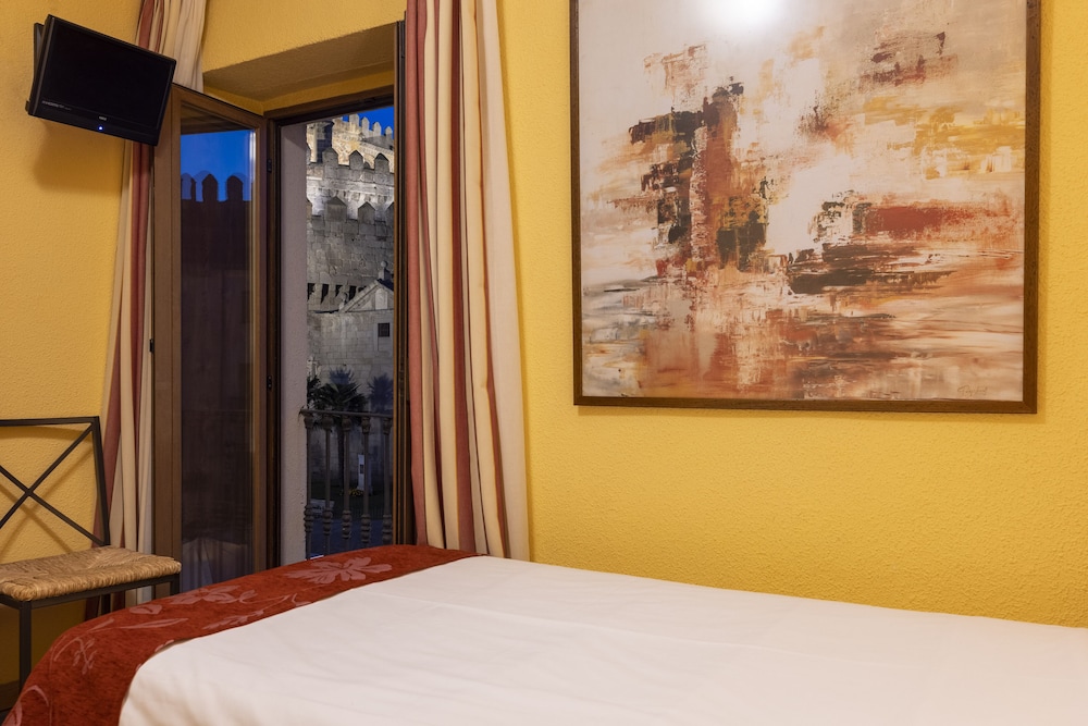 Hostal Restaurante Puerta del Alcázar 34/61