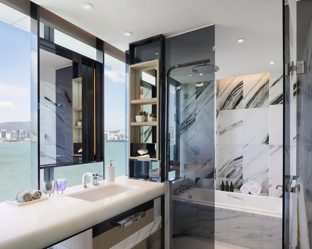 Hyatt Centric Victoria Harbour 69/70