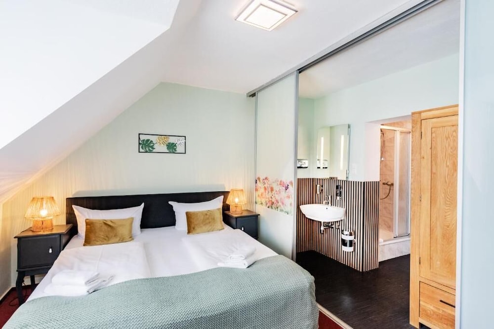 ROOM, QUADRUPLE