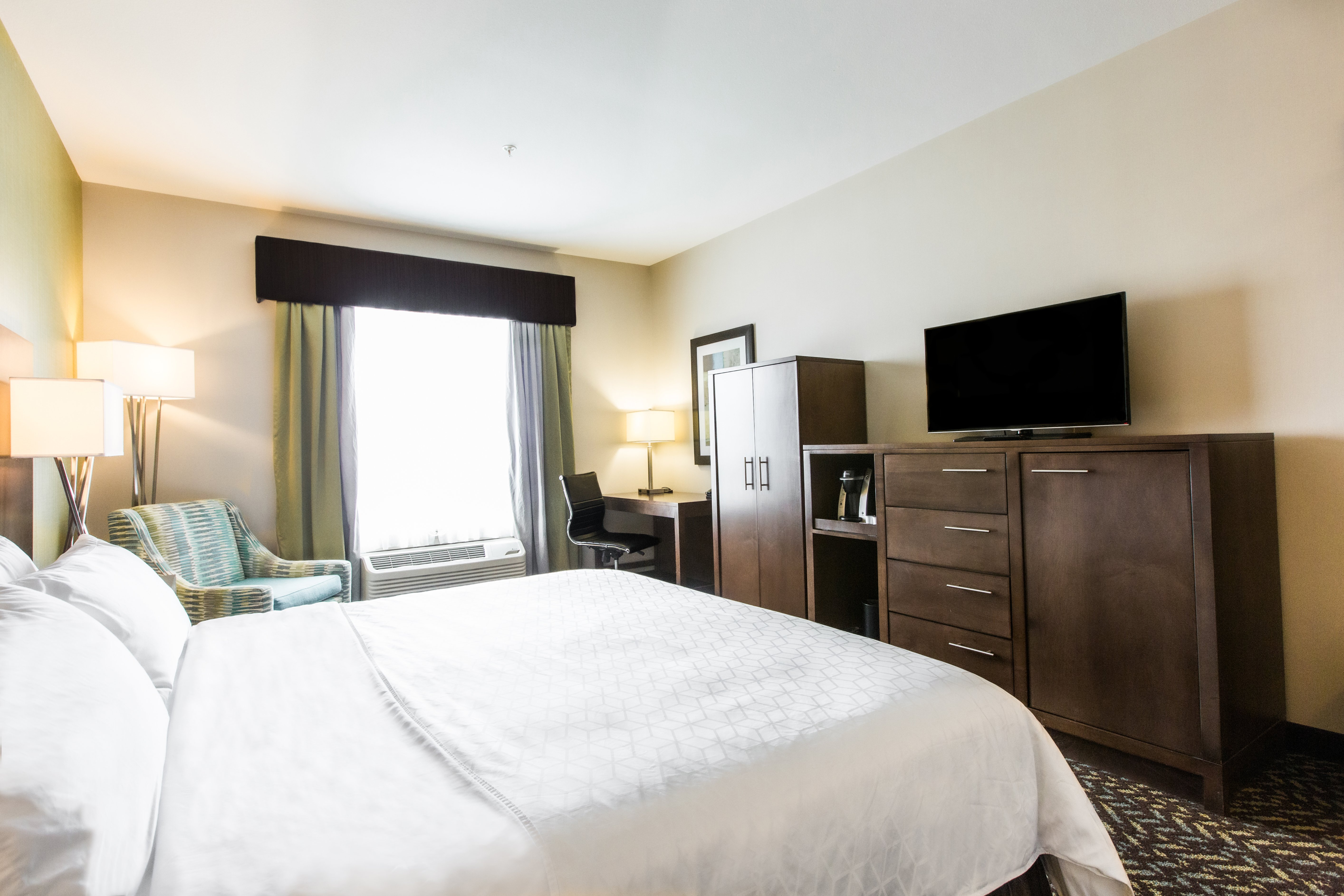 غرفة بسرير كينج لذوي الإعاقة، Holiday Inn Express & Suites Spruce Grove - Stony Plain 2/6