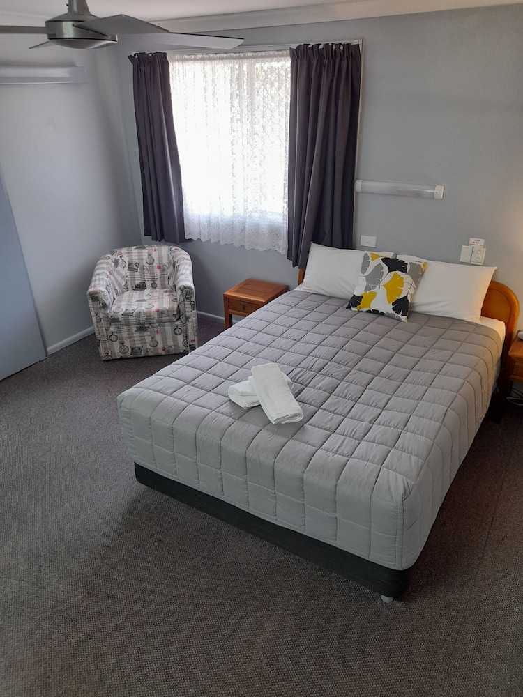 Business, Queen Bed