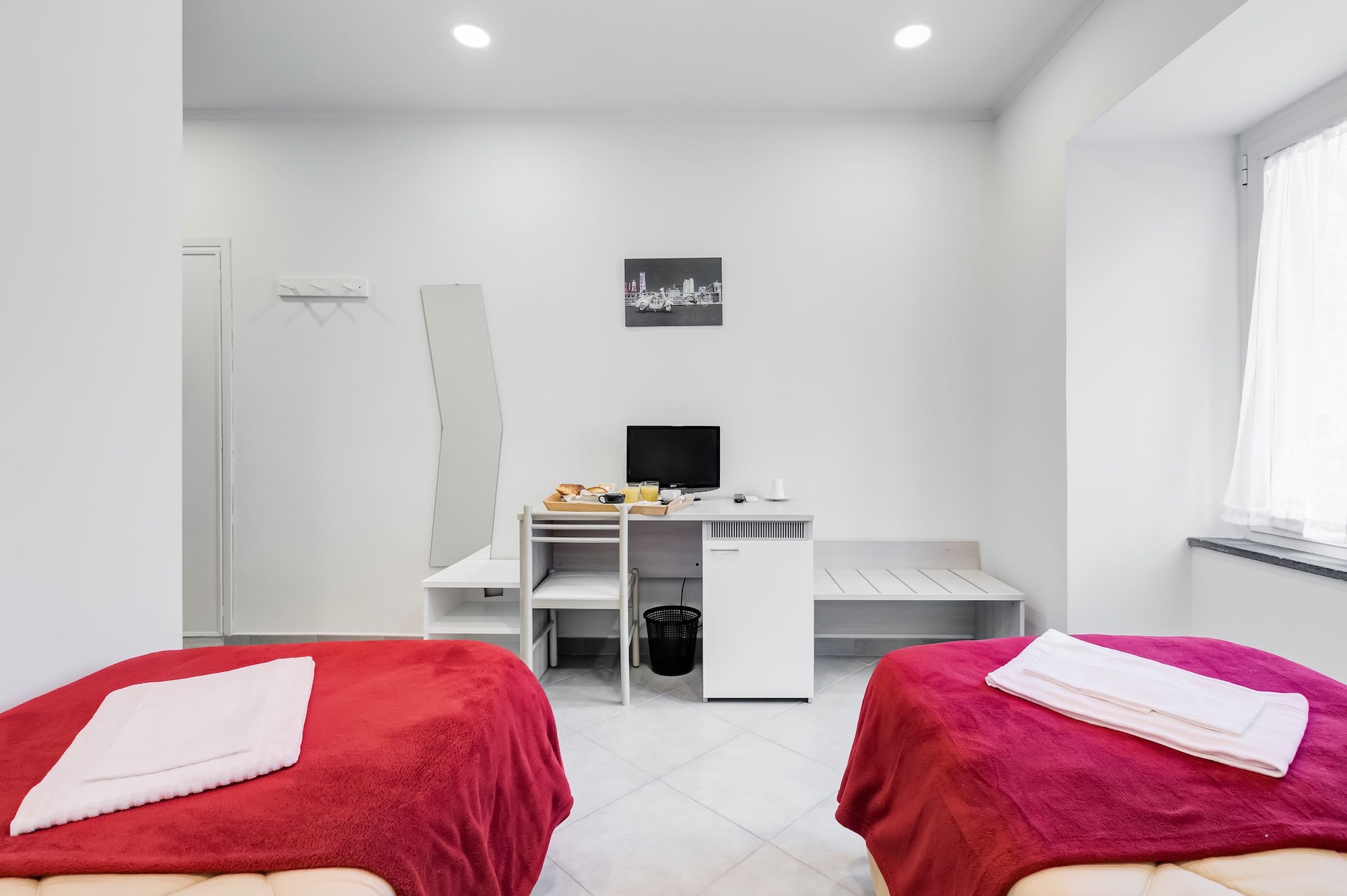 ROOM, DOUBLE OR TWIN BED