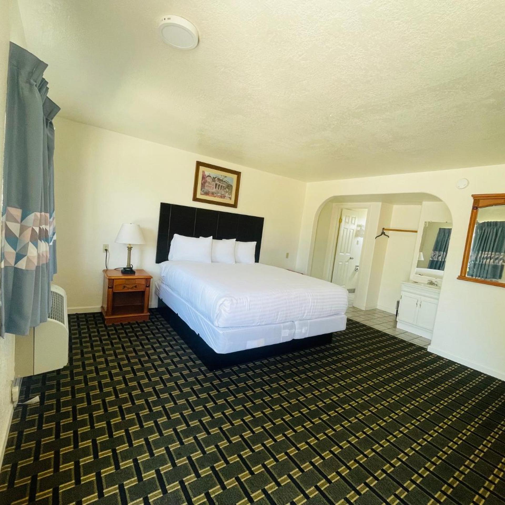 Deluxe Inn 10/25