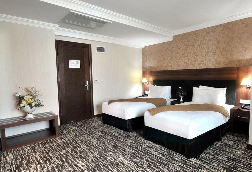 Rhiss Hotel Bostanci 12/64