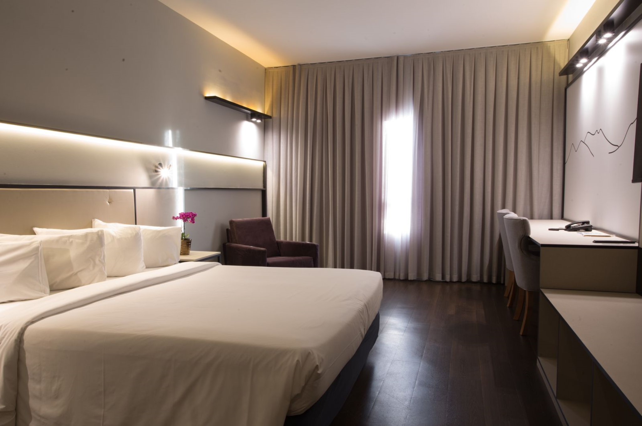SUPERIOR, SUITE, QUEEN BED