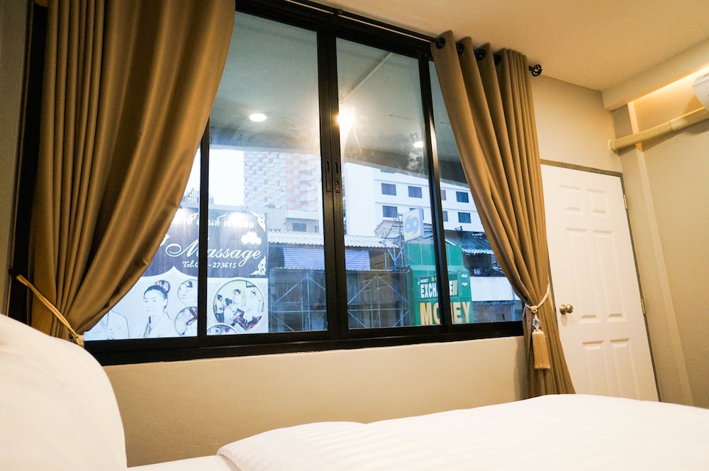 Lux Rooms Night Bazaar 12/33