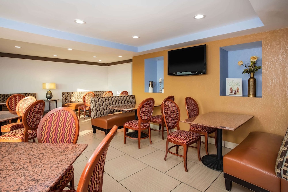 Travelodge By Wyndham Fort Wayne North 16/38