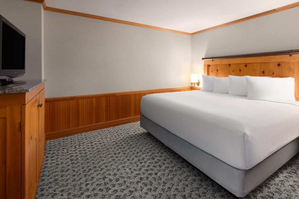 Suite, King Bed, Water View