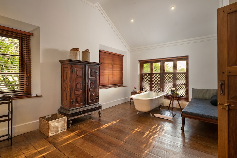 Taru Villas Rampart Street 31/50