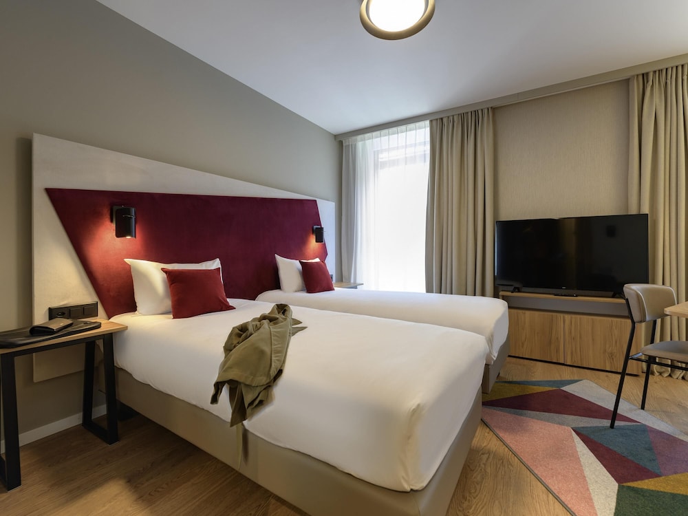 STUDIO, TWIN BEDS