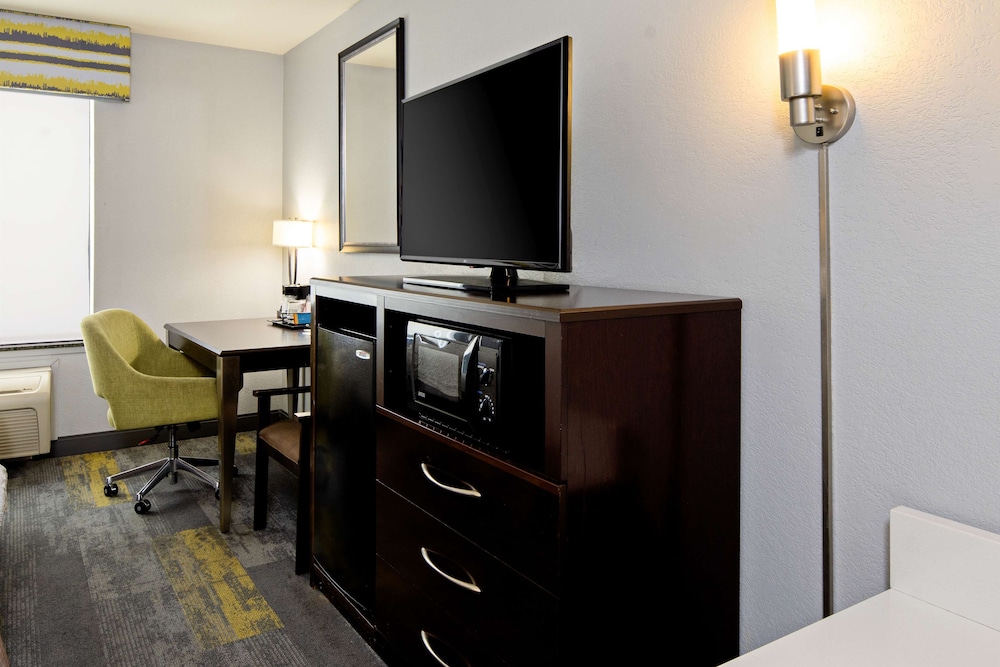 Hampton Inn and Suites-Bakersfield/Hwy 58, CA 45/51