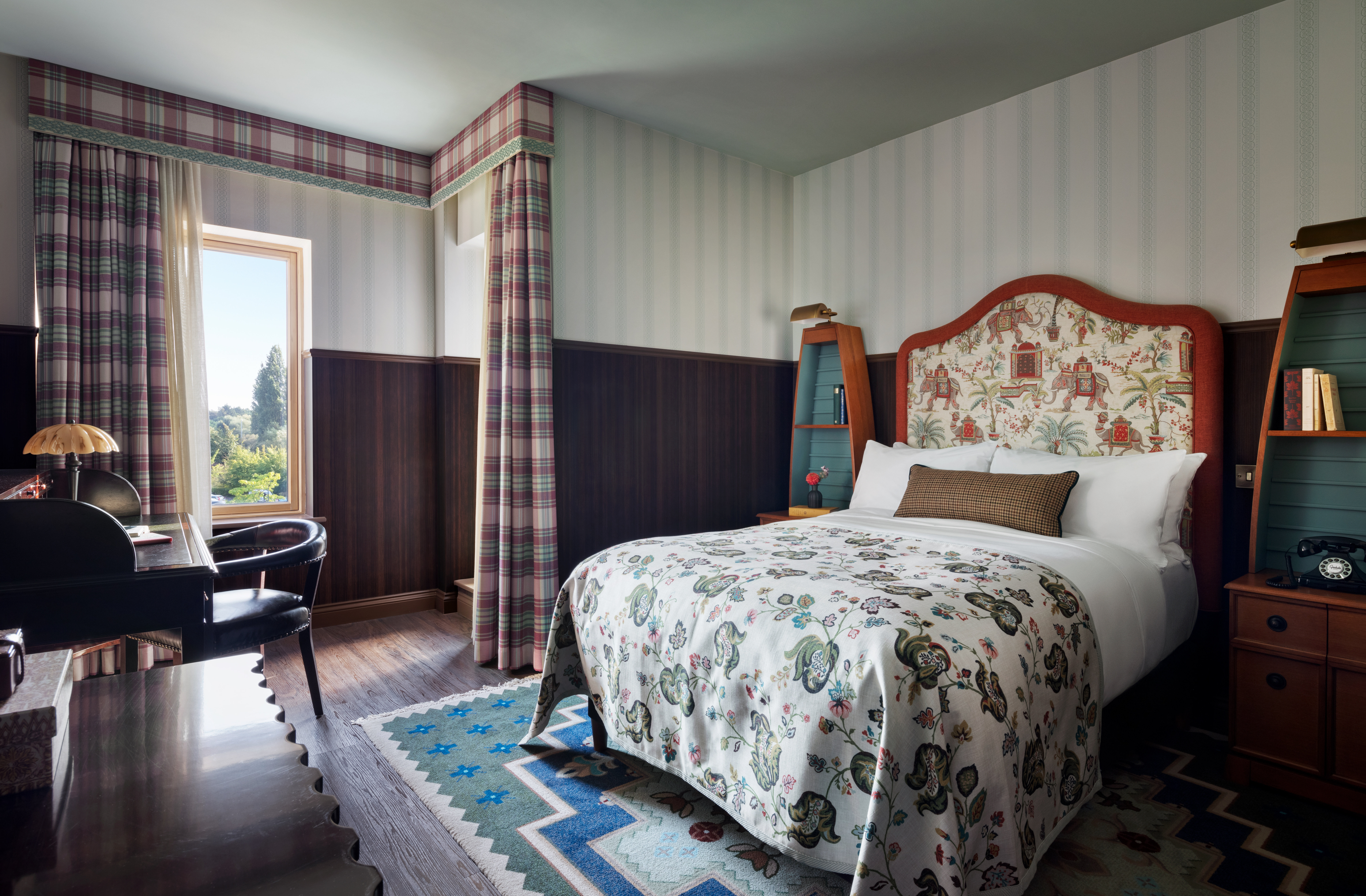 GRADUATE, DOUBLE BED