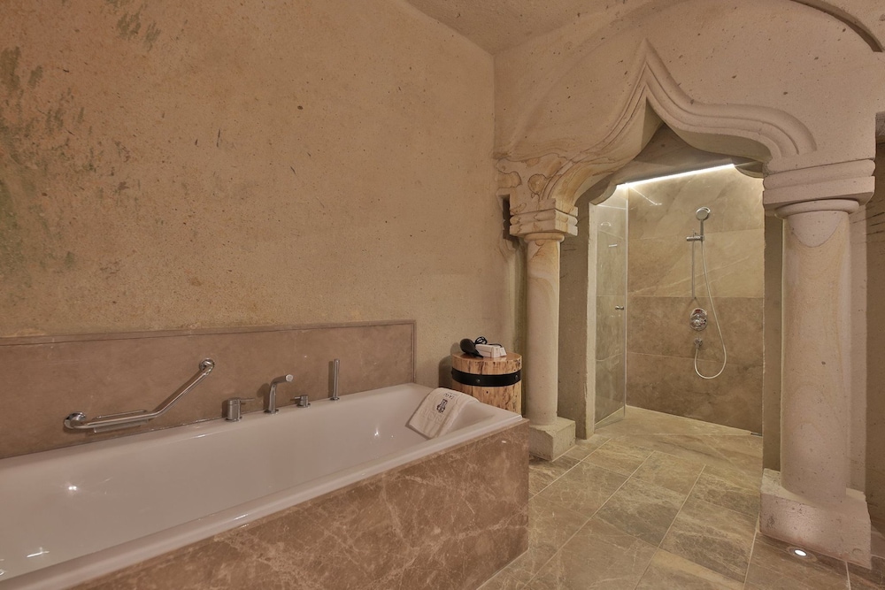 Taru Cave Suites 50/50