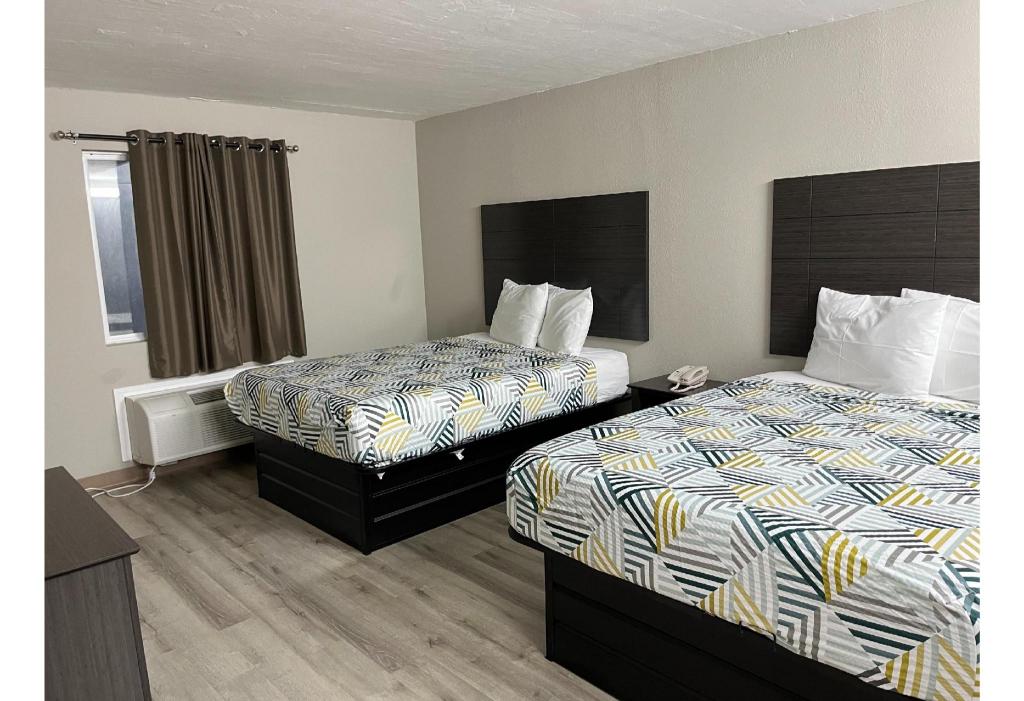2 Queen Beds - Mobil Access Tub Nsmk Micfridg