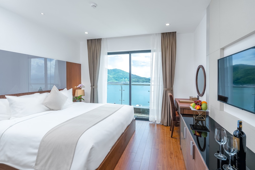DELUXE, DOUBLE BED, BAY VIEW, BALCONY