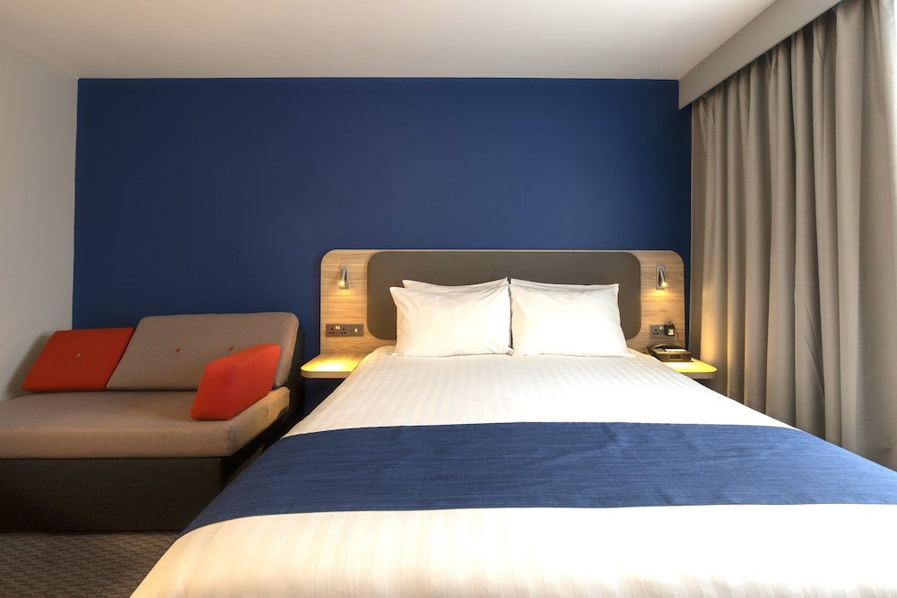 Holiday Inn Express Cardiff Airport 15/27