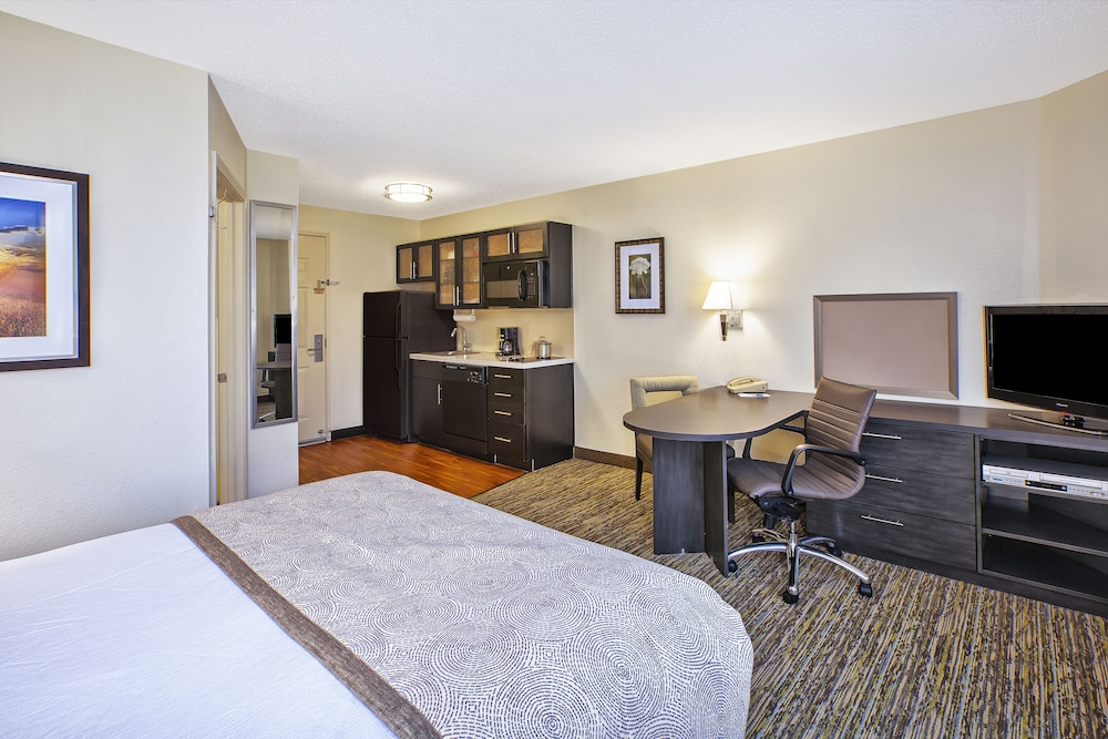 Candlewood Suites Indianapolis 14/39