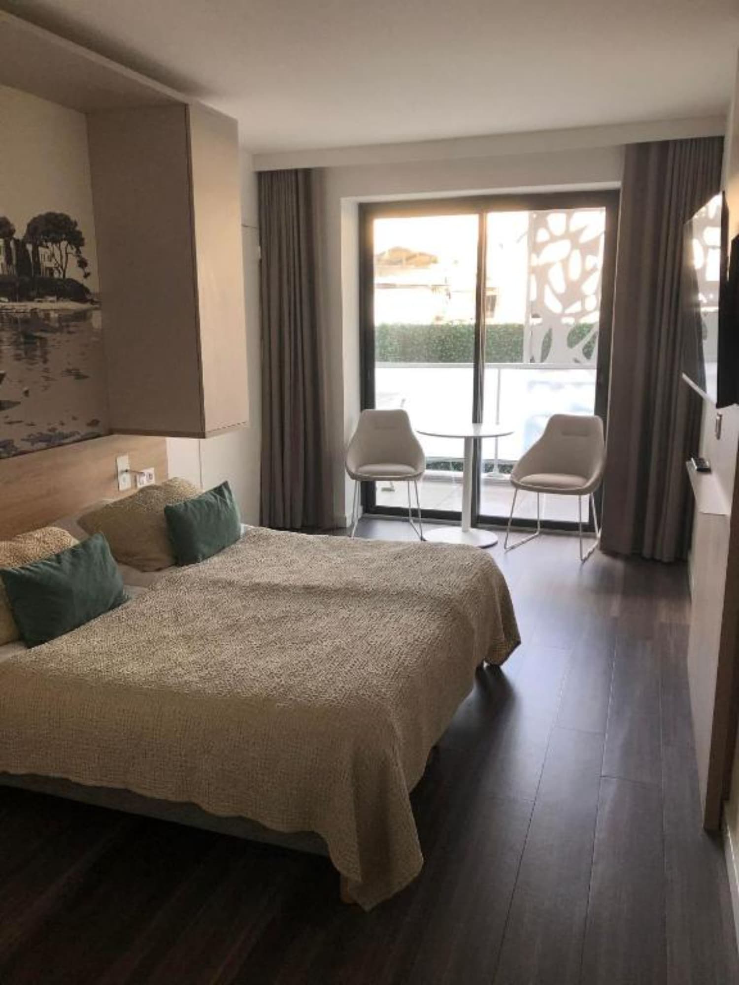 ROOM, DOUBLE OR TWIN BED