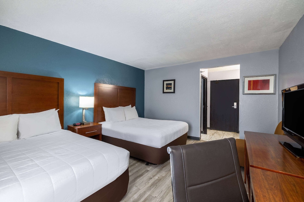 Travelodge by Wyndham Brooklyn Center 10/48