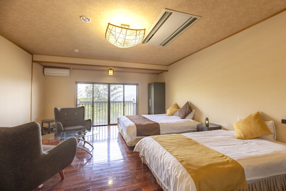 BUSINESS, TWIN BEDS, SHARED BATHROOM