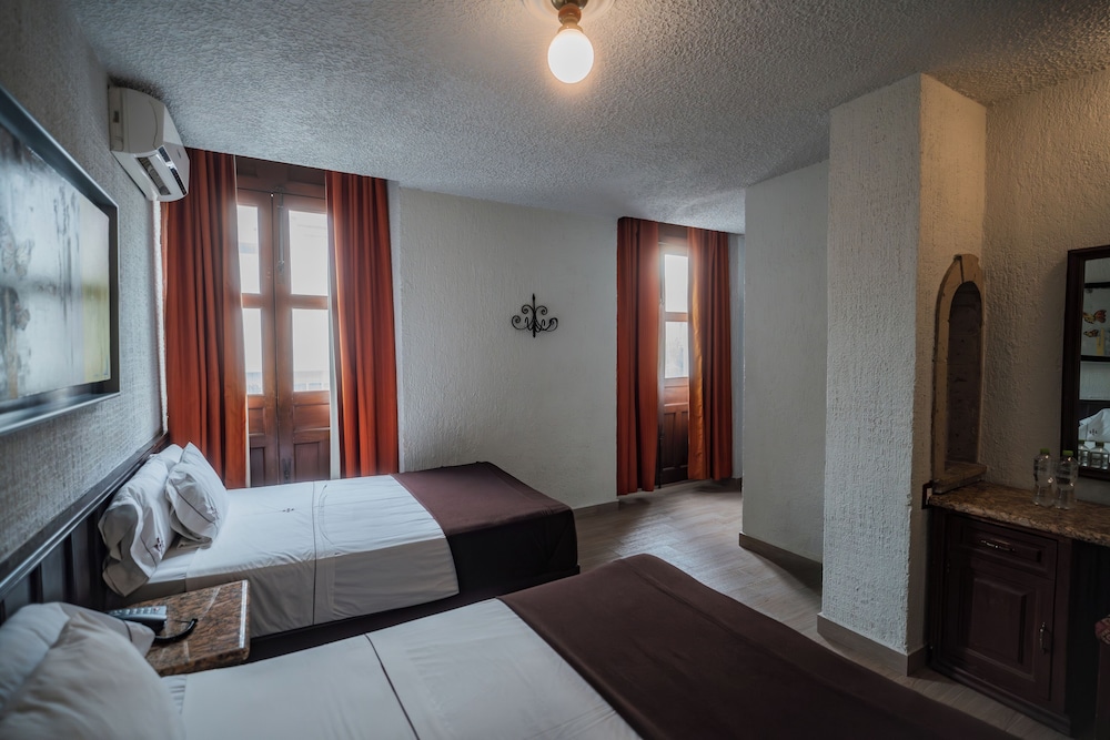 Hotel Don Quijote Plaza 28/58