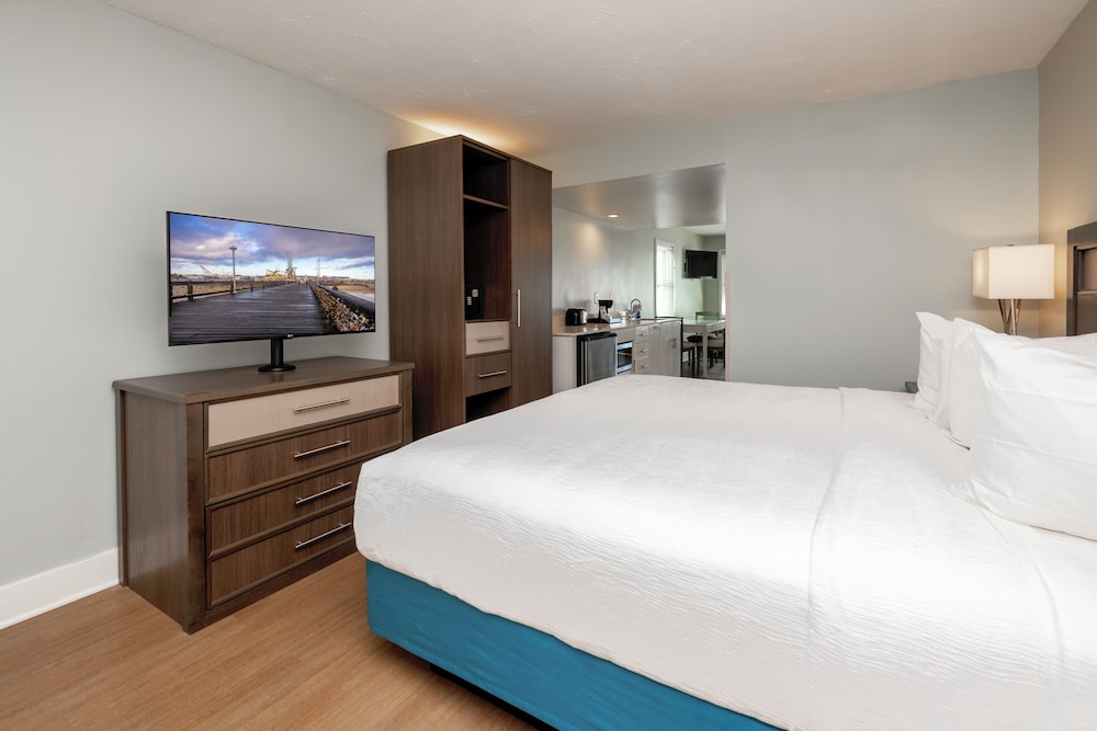 SUITE, KING BED, OCEAN FRONT