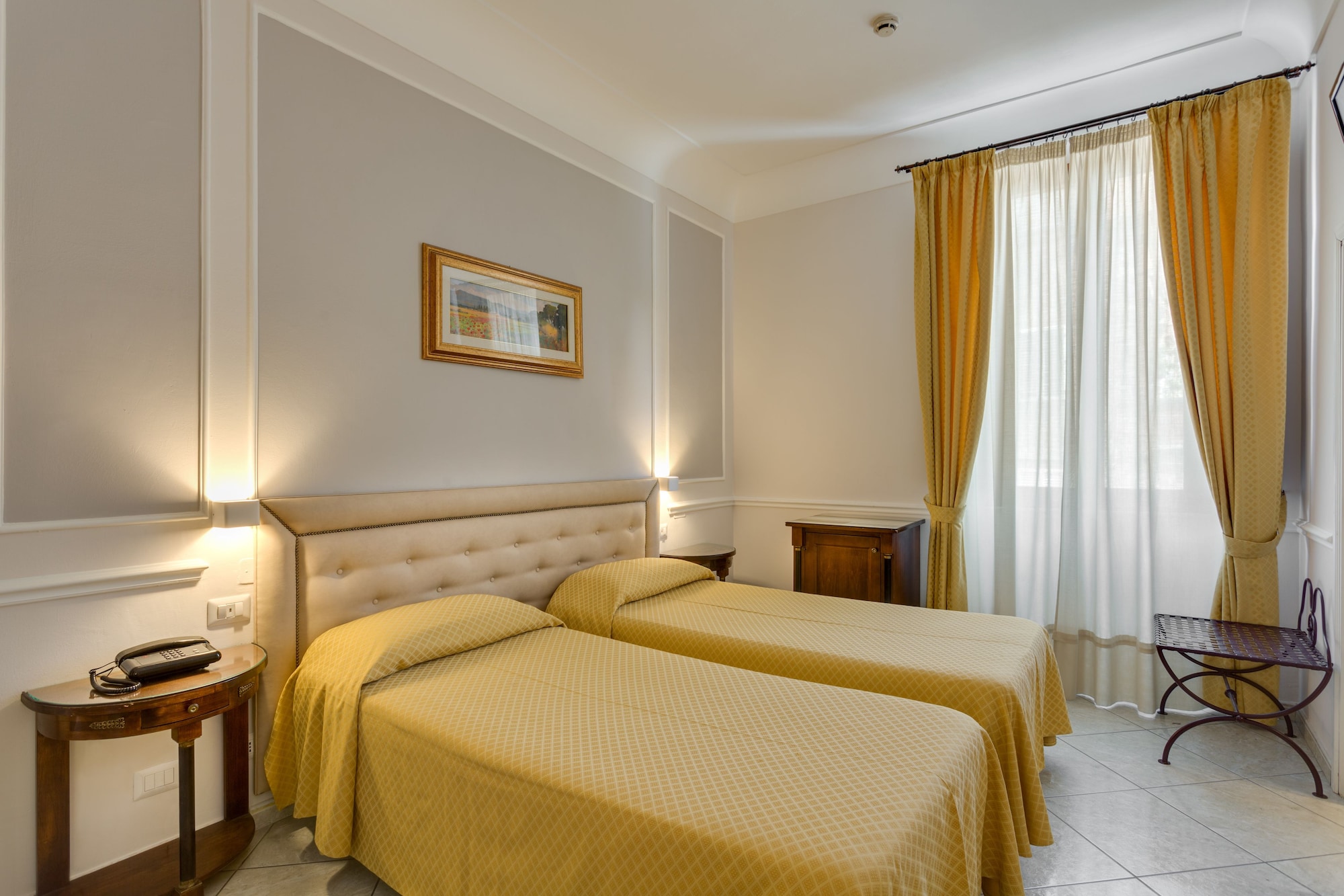 ROOM, DOUBLE BED