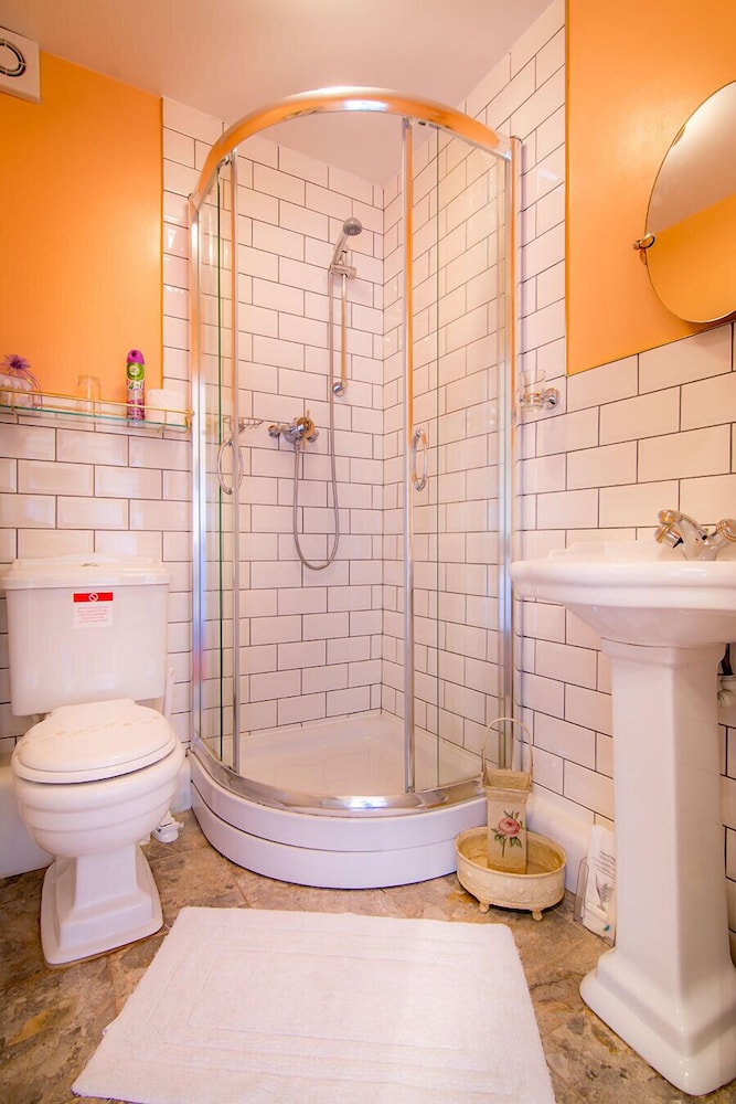 Creston Villa Guest House 29/33