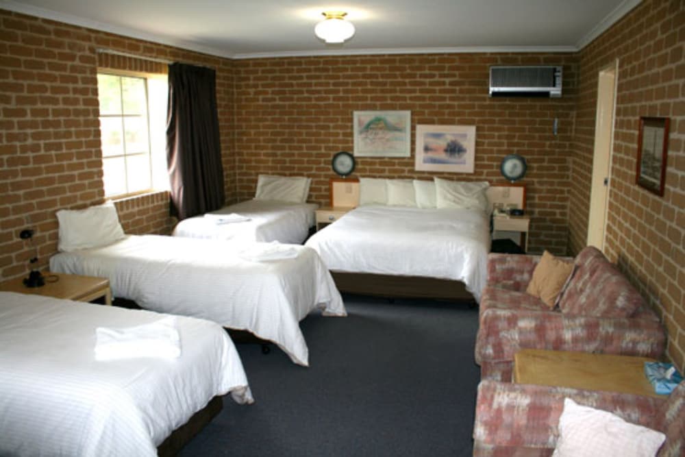 Grand Manor Motor Inn 13/32