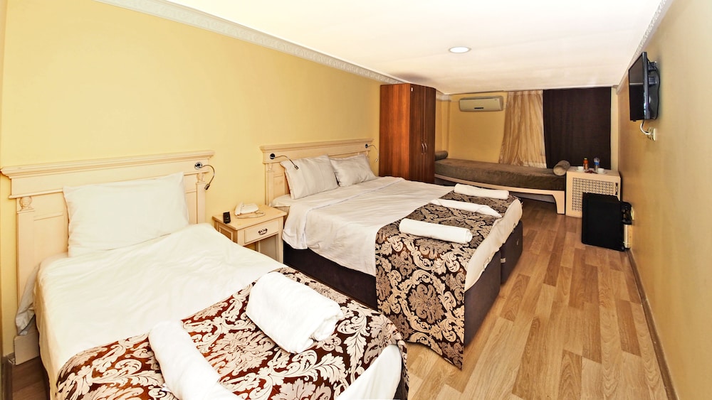 The Queen Hotel 15/67