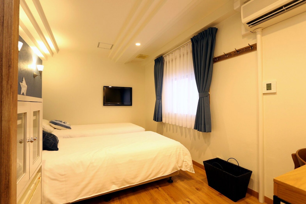 ROOM, TWIN BEDS