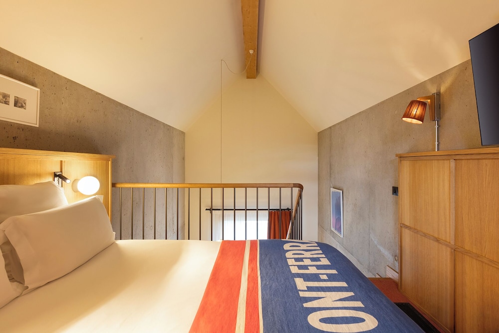 Mezzanine, Superior, Queen Bed