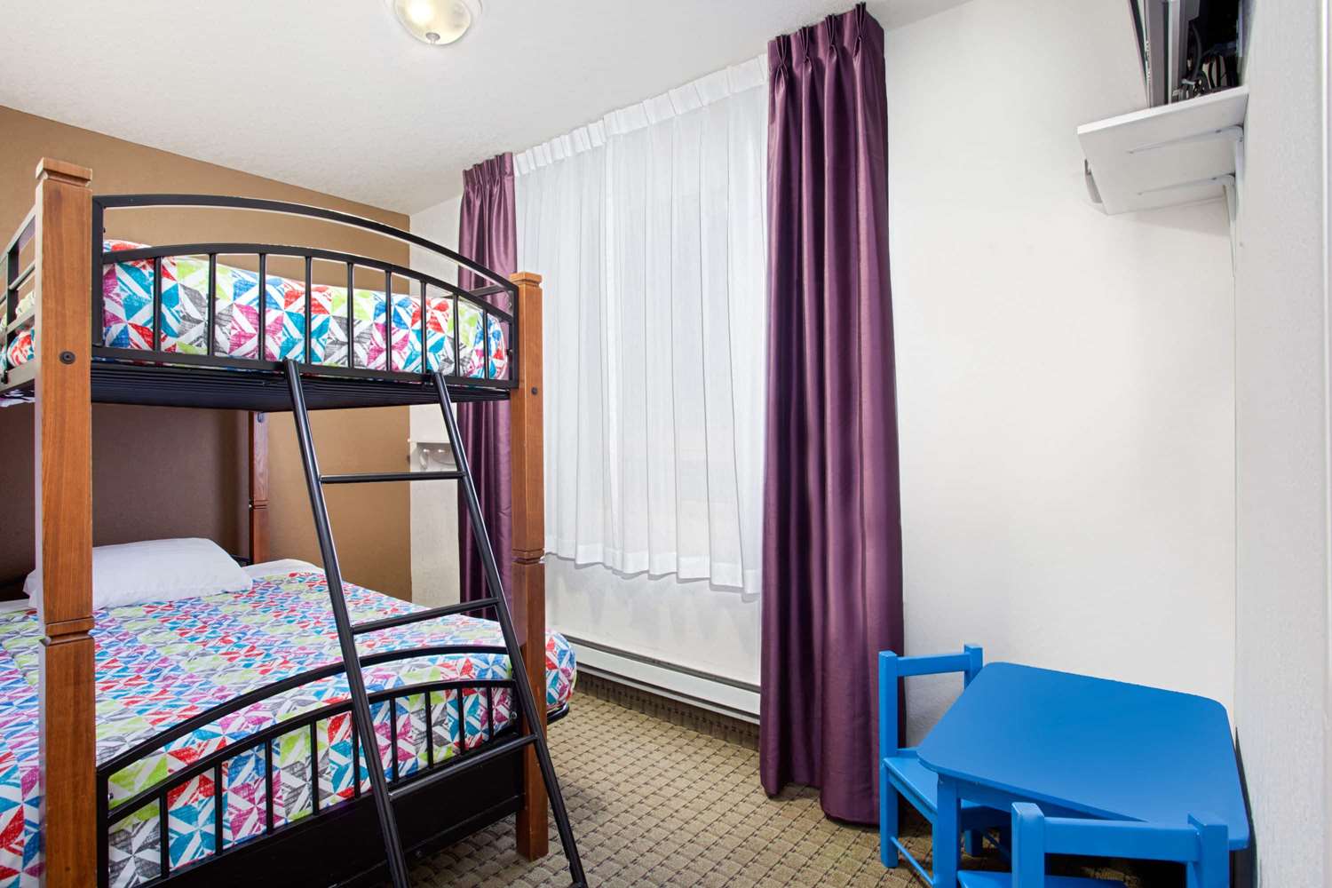 Ramada by Wyndham Red Deer Hotel & Suites 12/36