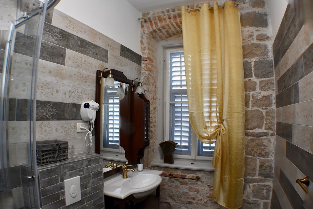 PIETRA ROSSA Luxury Rooms 60/66