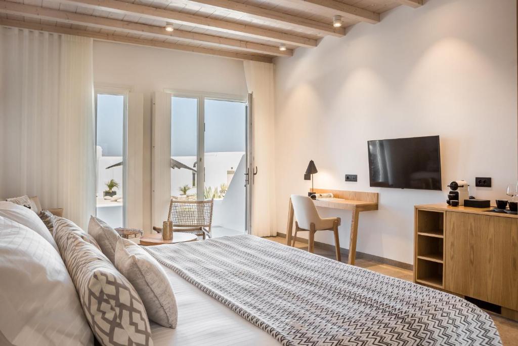 STUDIO SUITE TERRACE POOL VIEW AND SIDE SEA VIEW