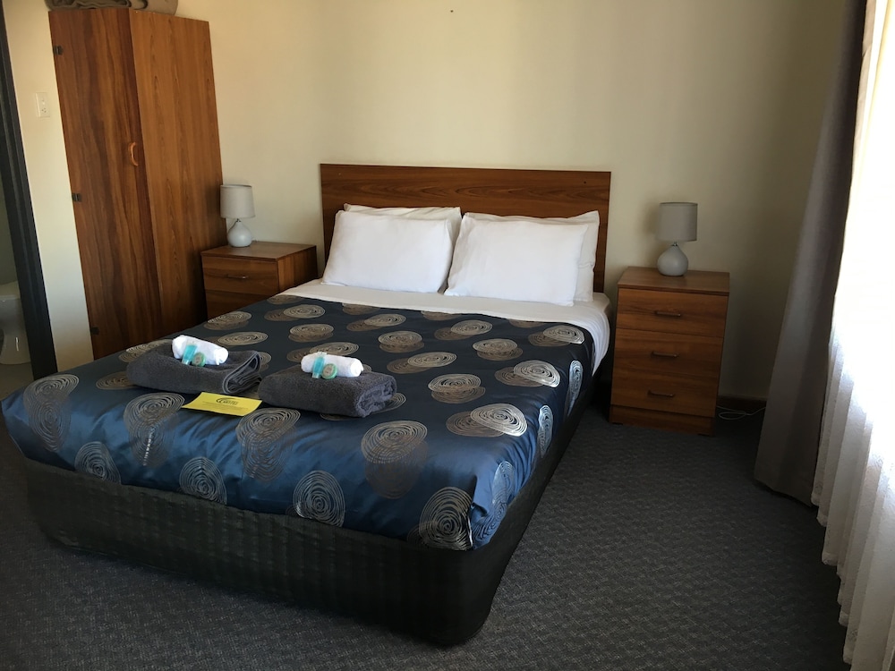 AIRPORT WHYALLA MOTEL 9/58