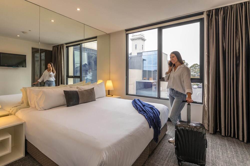 Efficiency, Suite, King Bed