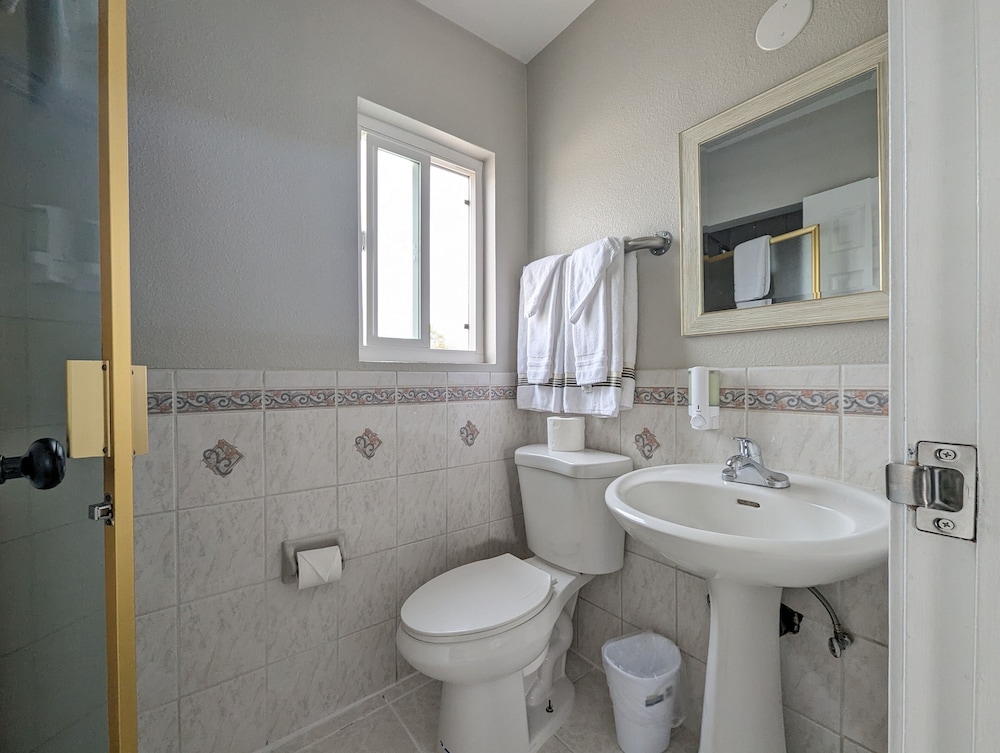 Deluxe, 1 Queen and 1 Single Bed, Ocean Park Inn 3/3