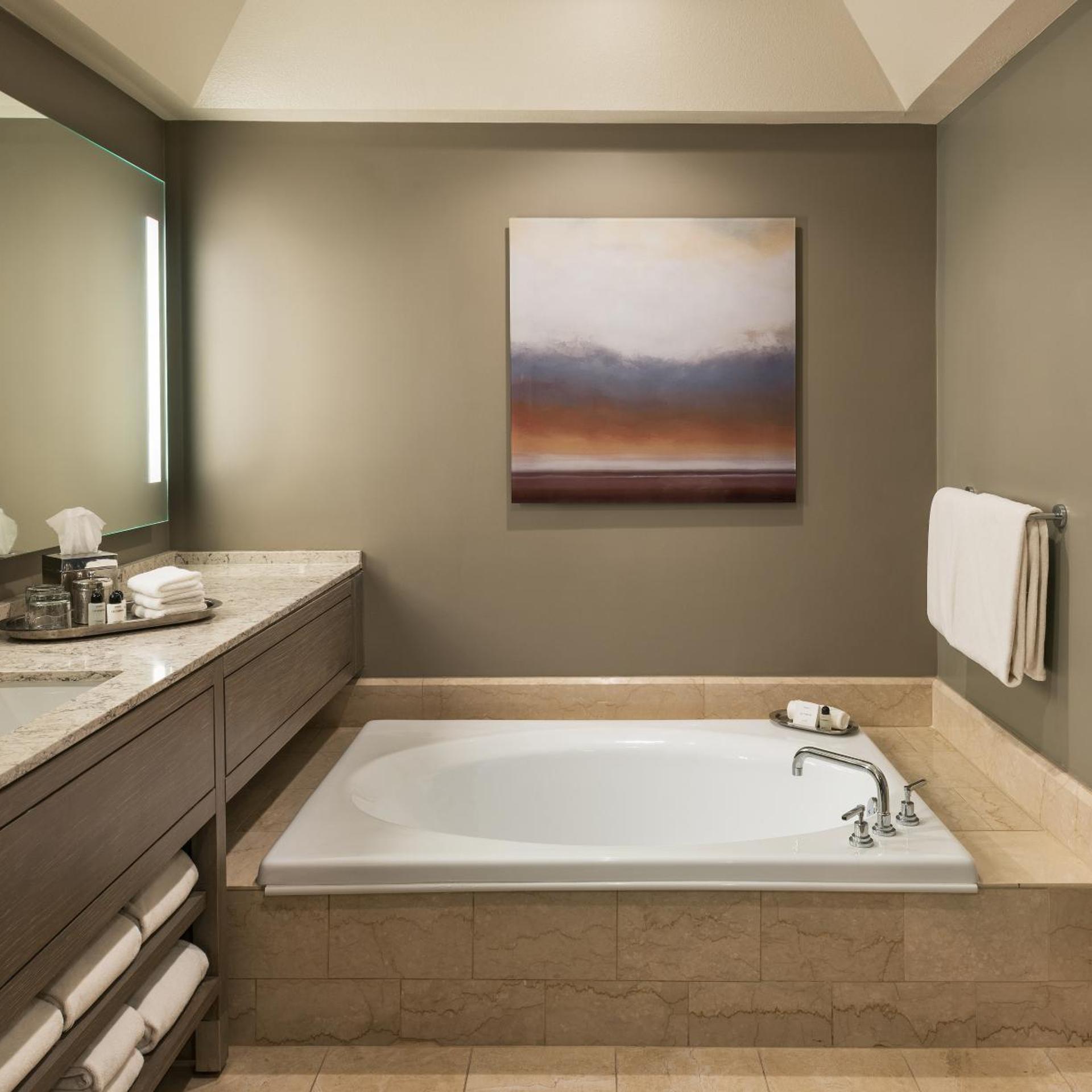 غرفة سوبيريور بسريرين كوين بحوض استحمام لذوي الإعاقة، The Phoenician A Luxury Collection Resort 3/6