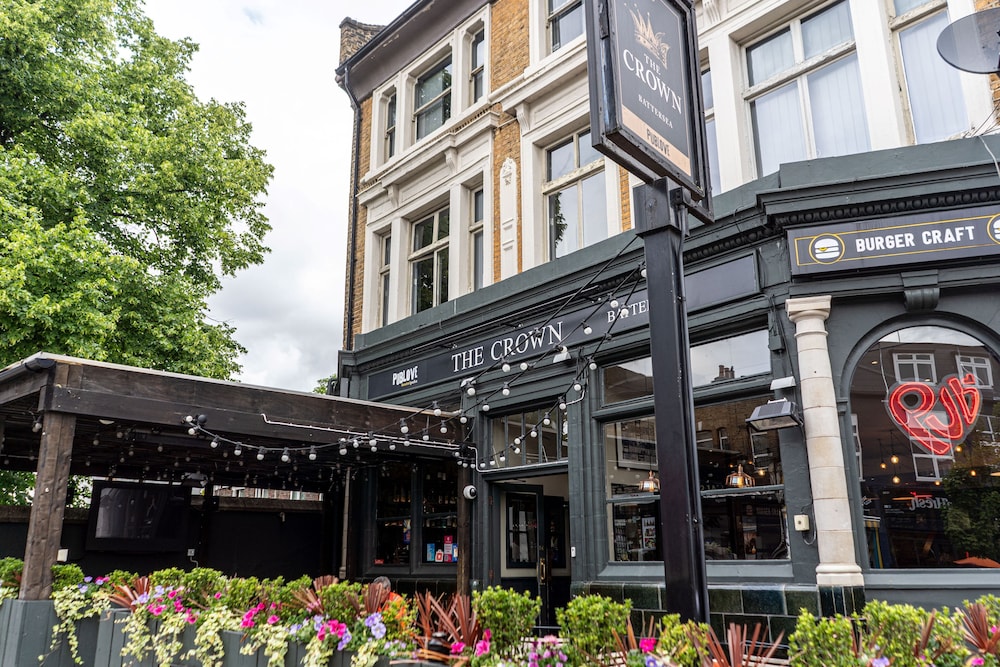 Publove the Crown Battersea 9/50