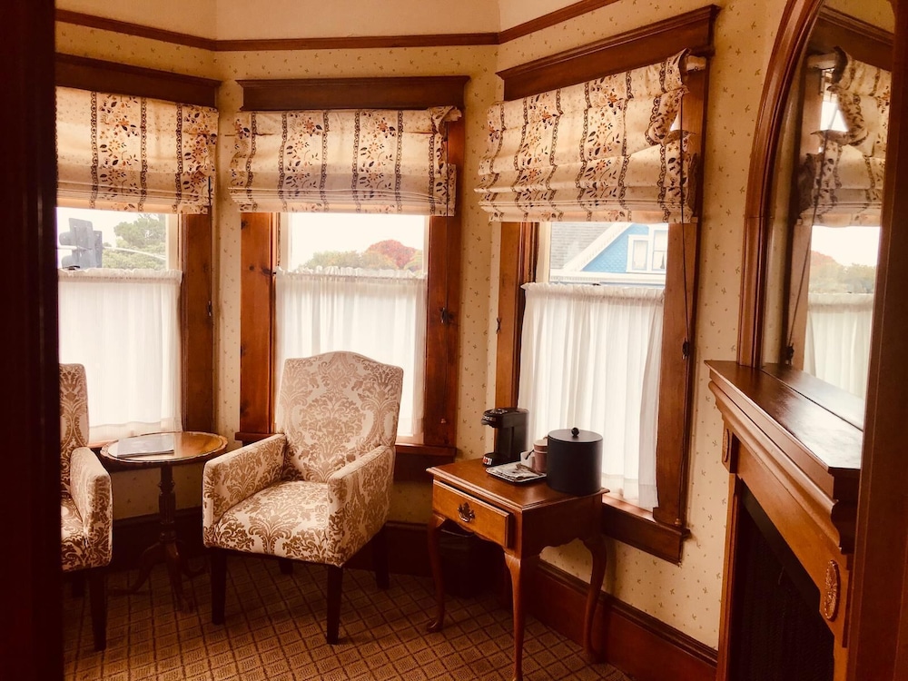 Pacific Grove Inn 77/79