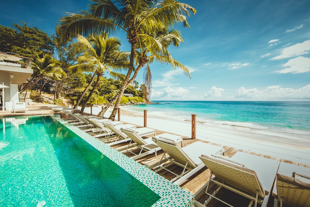 Carana Beach Hotel 2/68
