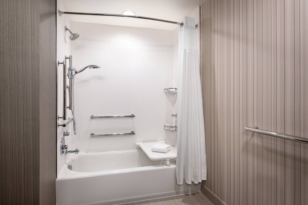 غرفة بسرير كينج مع أريكة لذوي الإعاقة، Courtyard by Marriott Petaluma Sonoma County 5/5