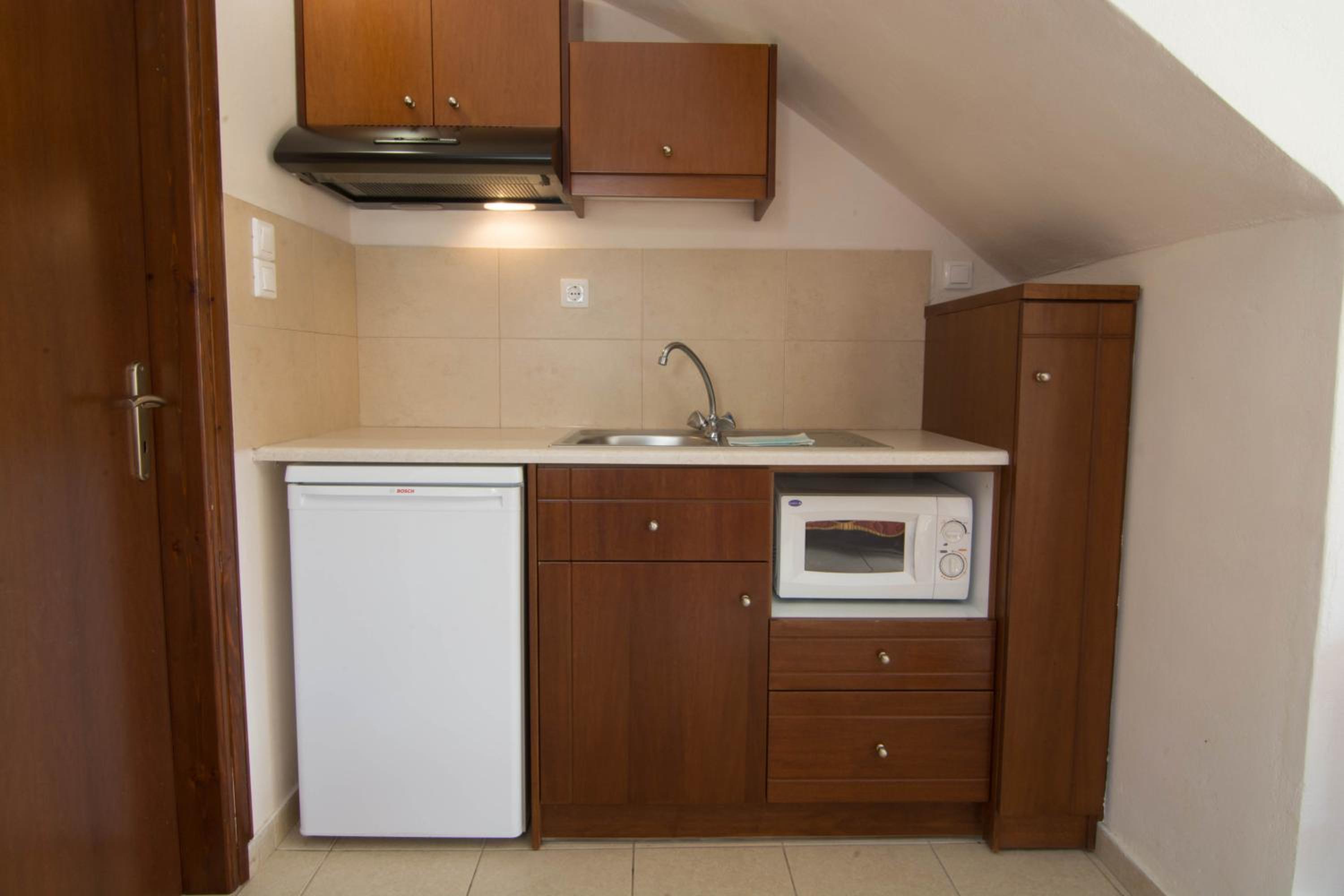 Lito Apartments 54/58