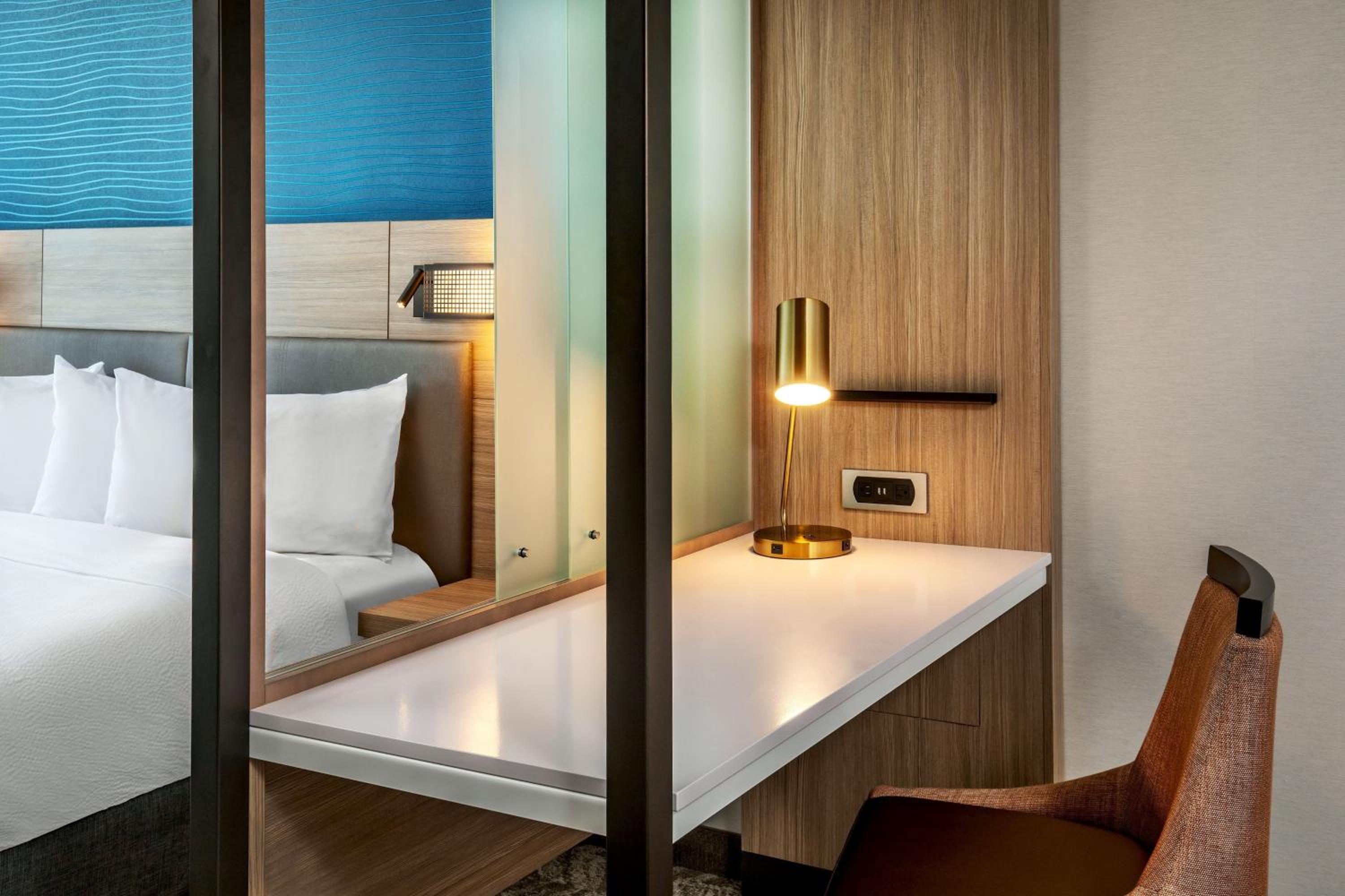 جناح بسرير كوين بإطلالة جزئية على البحر، SpringHill Suites by Marriott Boston Logan Airport Revere Beach 6/6